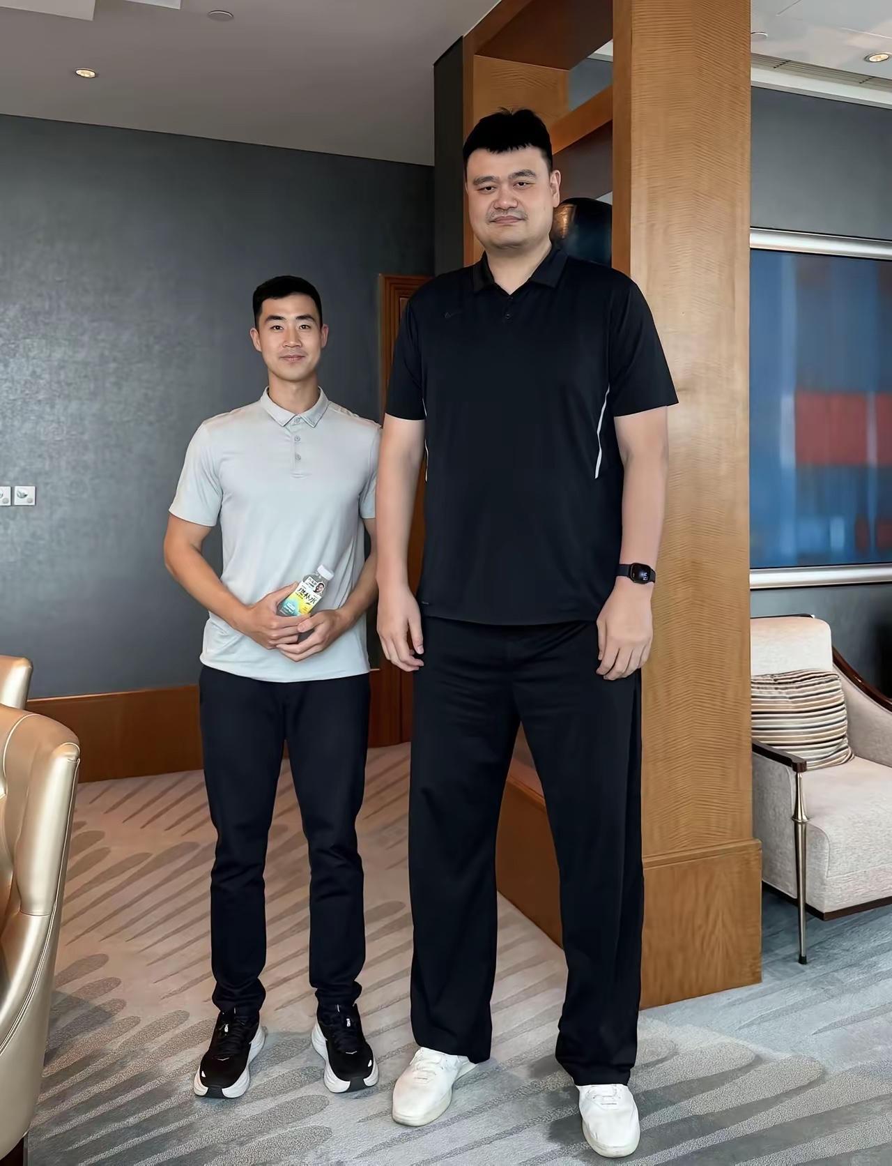 姚明我认识，旁边男生是谁？