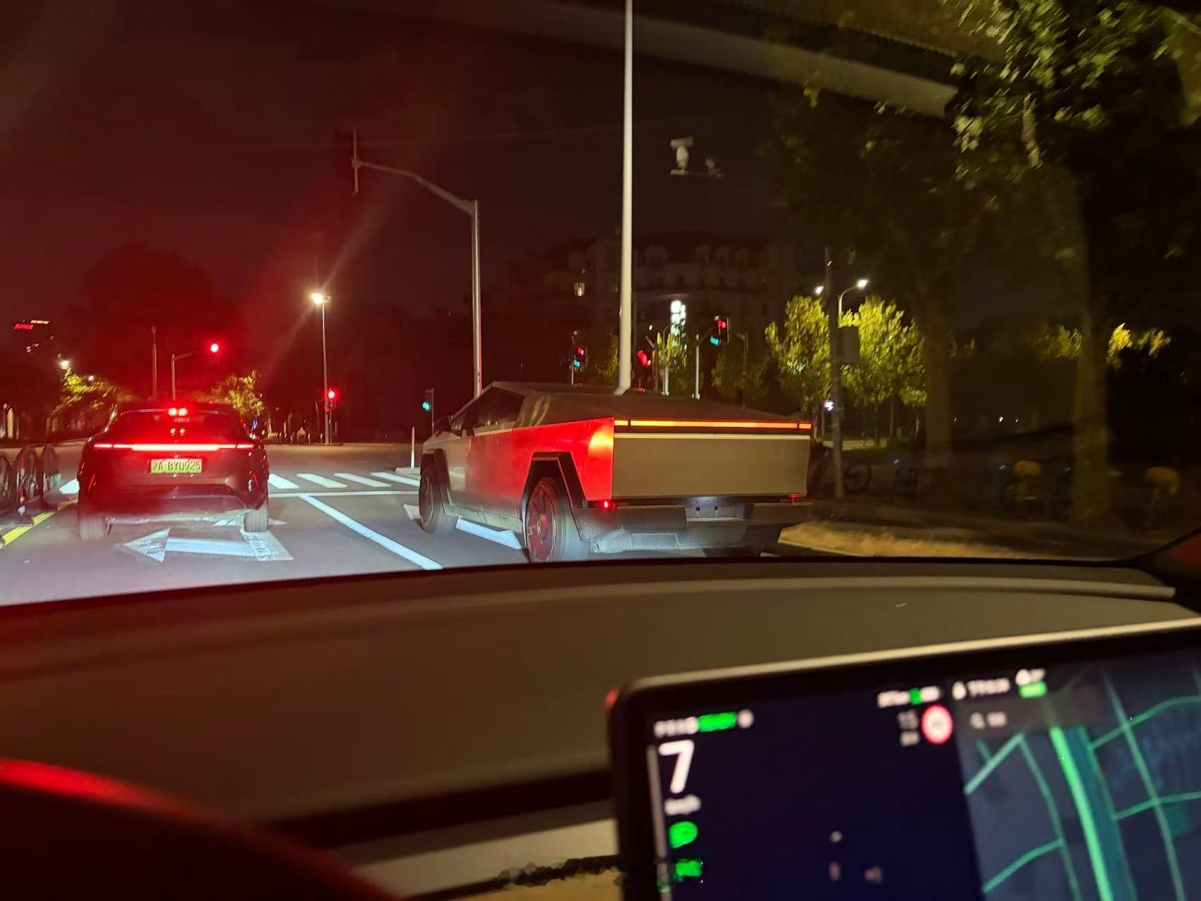 在碧云看到了平行进口的特斯拉Cybertruck，据说现在130多万就能拿