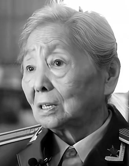 1979年，女翻译官刘禄曾正跟人唠嗑，角落里一个美国大叔眼睛直勾勾盯着她。没