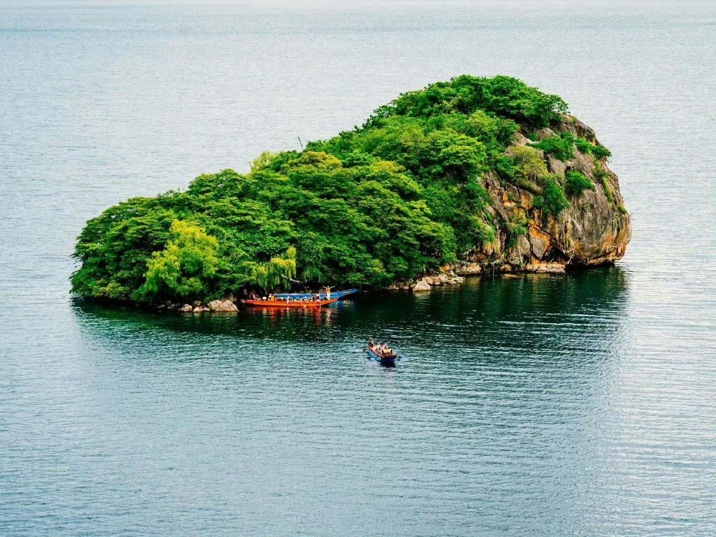 入秋后的泸沽湖，更加妩媚动人了。​​​​