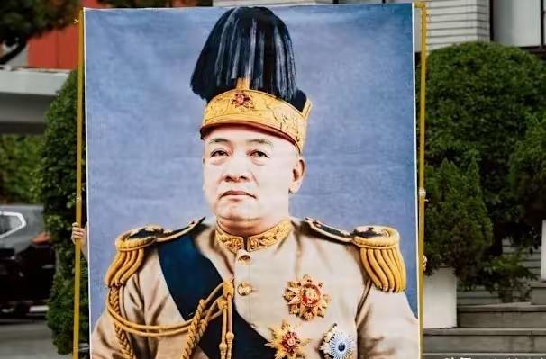 赖清德没有袁世凯的命，也没有袁世凯的型，丑不拉几的，但是结局是一定的，那就是被世