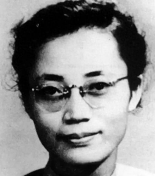 1950年，一位潜伏在台湾的女地下党被逮捕，特务冲进门之后，她问敌人：“天气有些