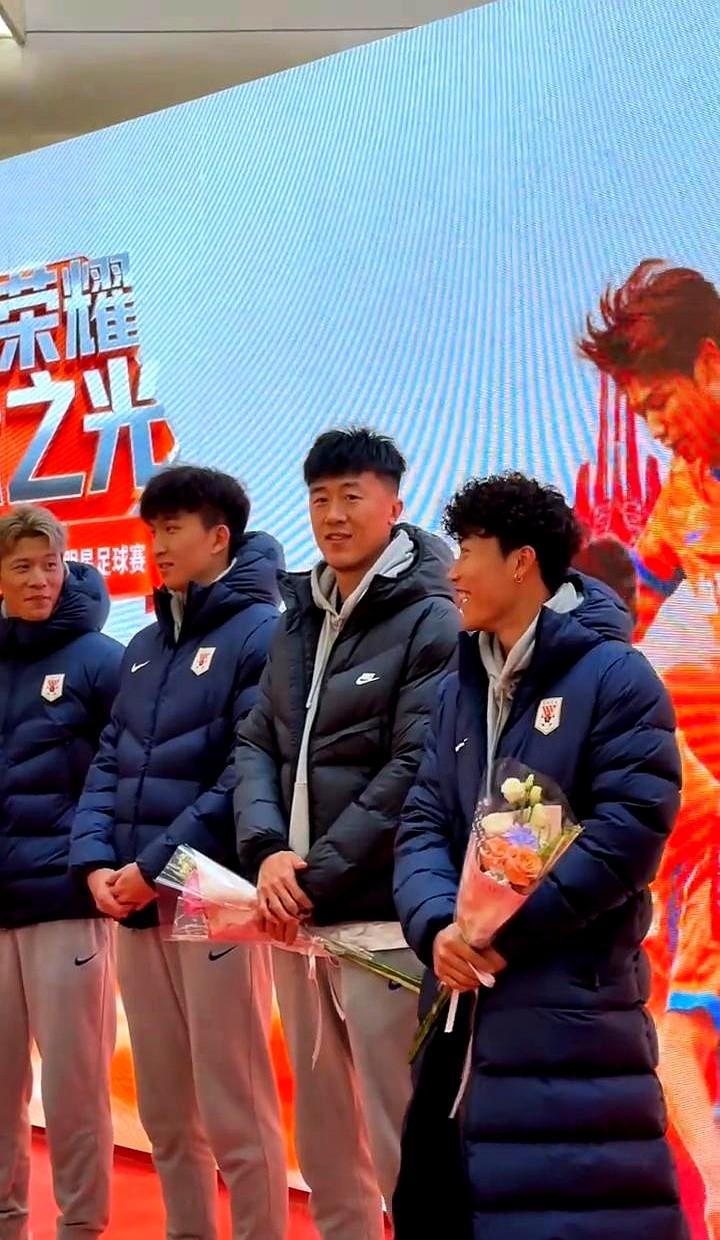 5万球迷突然集体沉默，比呐喊更吓人。济南奥体中心，当对手门将准备开球门球，想