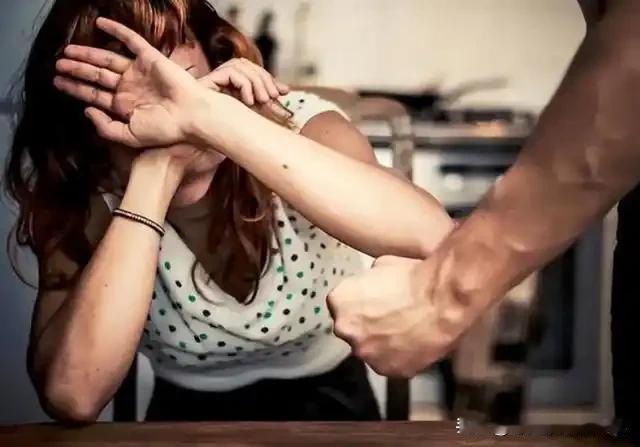 我们村，真人真事。有个男人经常家暴自己老婆，开始只是打打耳光，也就没人管。后来有