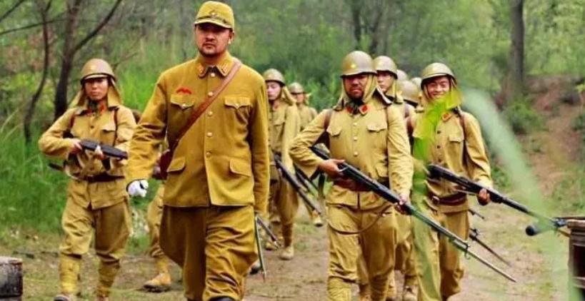 1944年，一渔民刚把渔船划到岸边，就听到“砰砰”两声枪响，他赶紧跳下船，一头钻