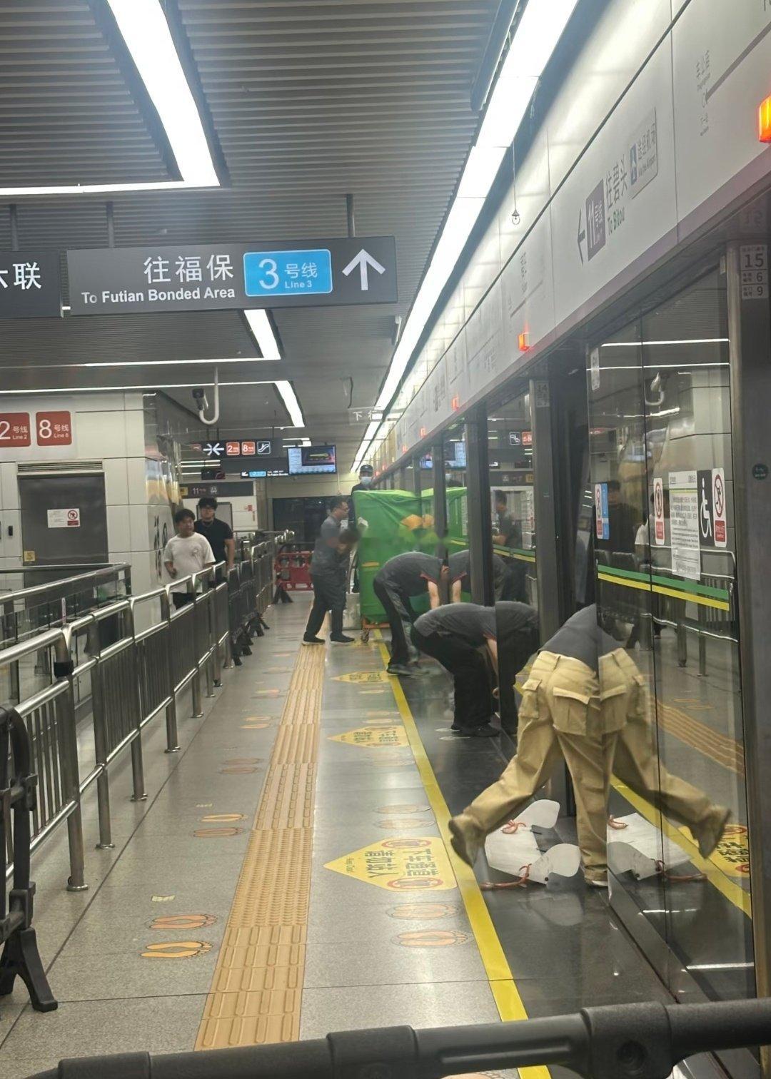 深圳地铁运送快递，主打资源利用最大化~​