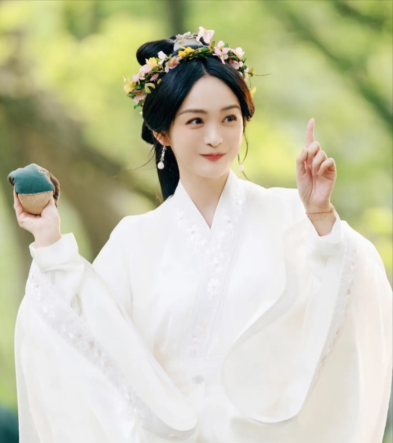 我敢说，全网现在最开心的就是何泓姗了不是因为她长得好看，也不是因为她演技好