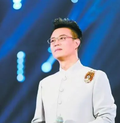 白燕升在自己的抖音帐号中首次回应戏迷提问，说当年自己是被《梨园春》节目组联合几个