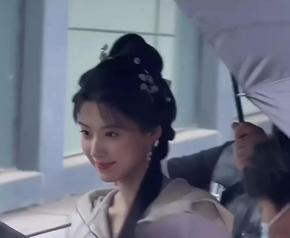 分享娱乐卢昱晓梳温婉古风发髻甜笑软萌尽气质灵动