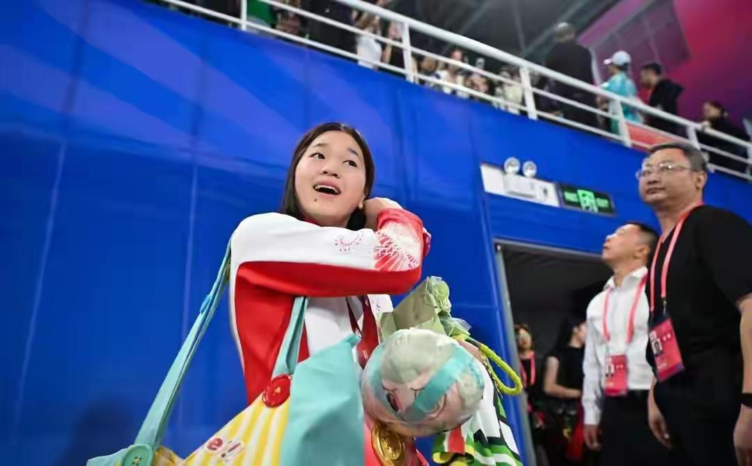 有个问题：在暨南大学上课时，是老师教全红婵，还是全红婵教老师。因为她的专业是运动