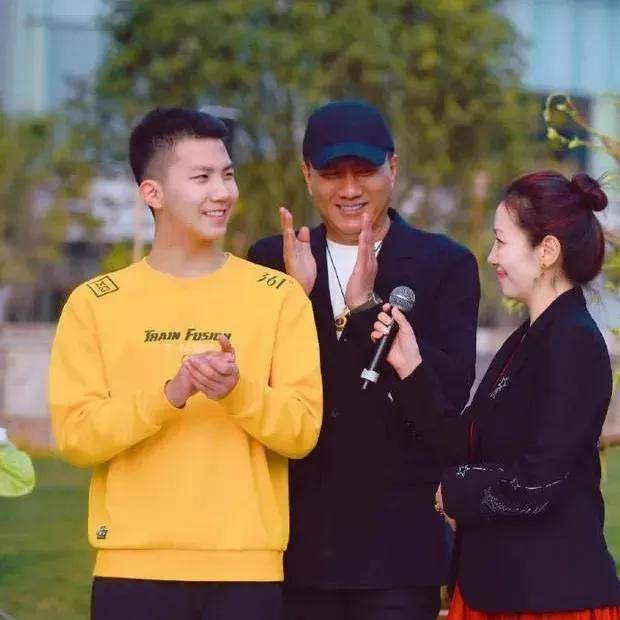 胡军的儿子长的是不是比胡军帅？不过面容可不像胡军，更像妈妈！