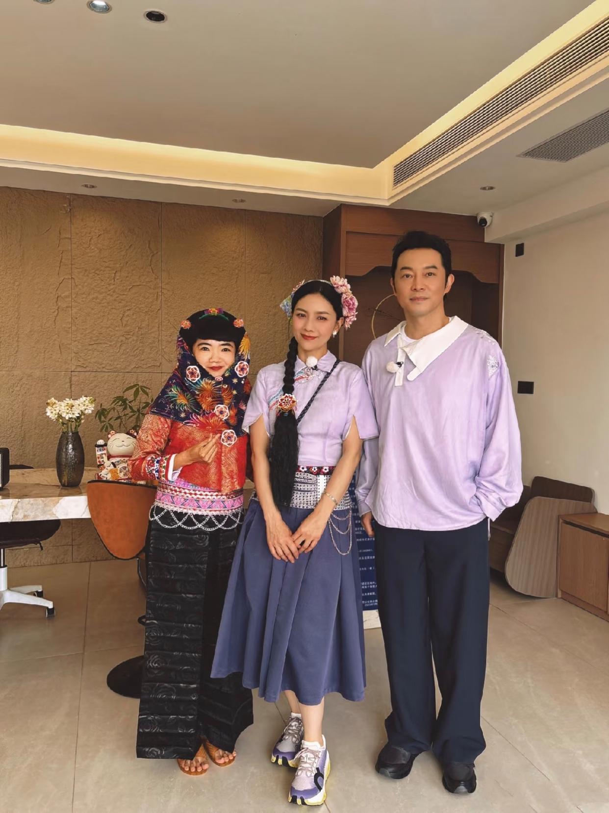 近日，沙溢和胡可现身福建泉州一家民宿，沙溢最近瘦了，人也变得清爽了。胡可很是纤细