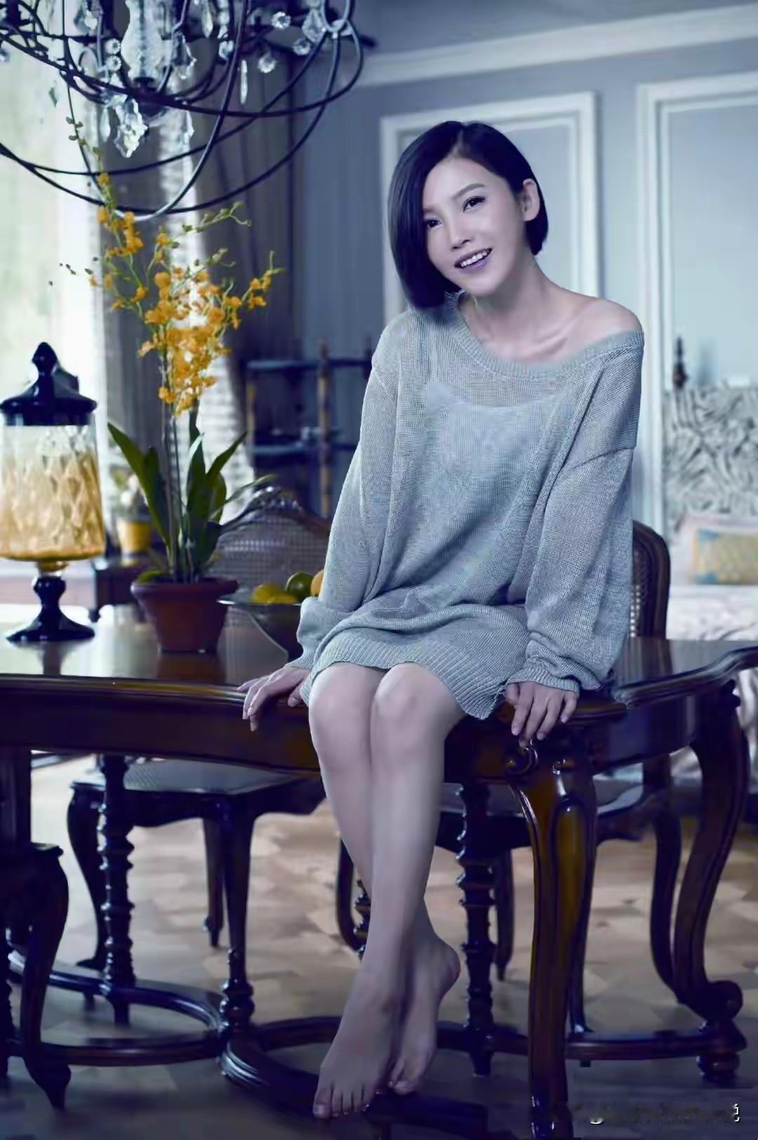 杨子姗温柔写真集：赤脚妆造，定格柔光瞬间