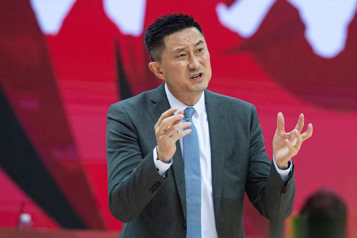 杜锋痛批裁判！对阵浙江广厦男篮的比赛中，现场裁判的吹罚让杜锋非常不满！这位广东男