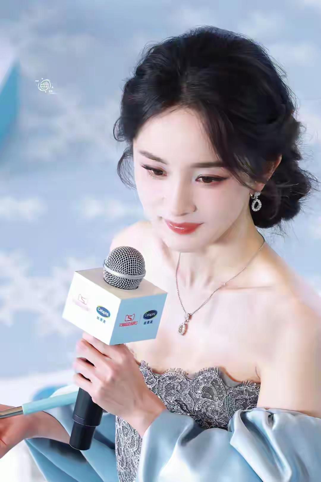 杨幂一登场，便惊艳四座！以下几处尤为亮眼。1:她身着一条蓝色镂空裙，肌肤白皙