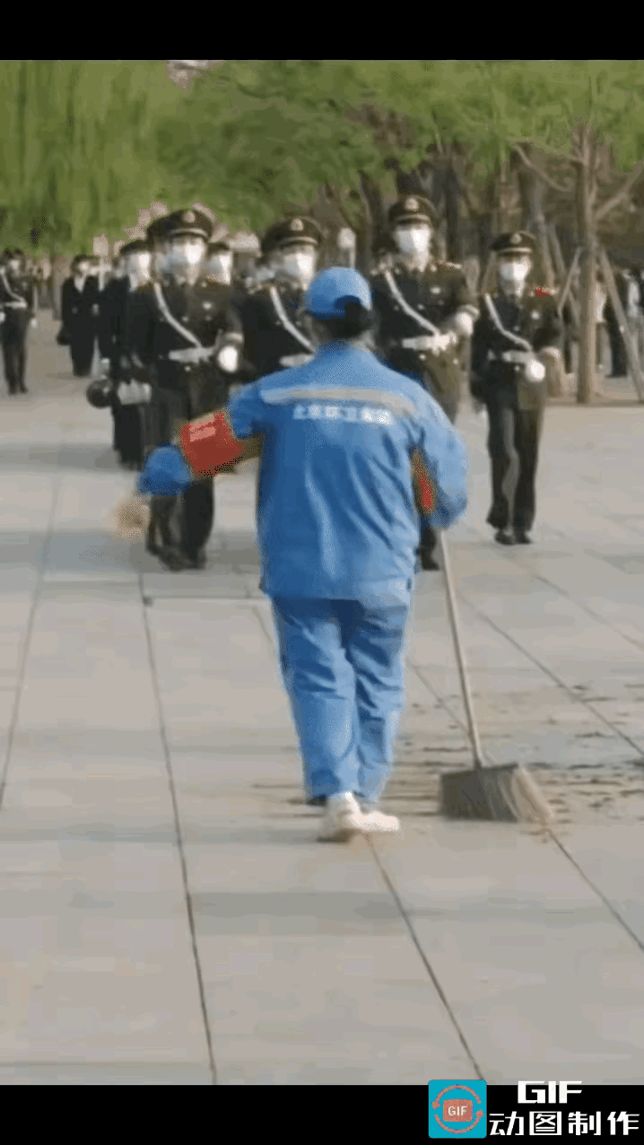 一支武警部队经过，环卫大妈正在打扫，地板上有泥土和垃圾，大妈让队伍绕行，万万没想