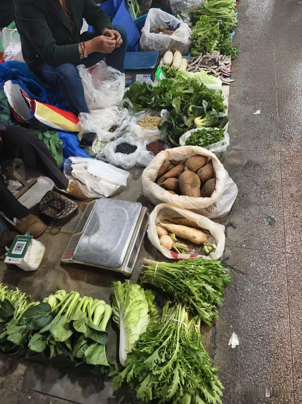 真的是一觉醒来，我对早市的“治愈滤镜”碎得稀碎！本来想赶早市找烟火气，结果六