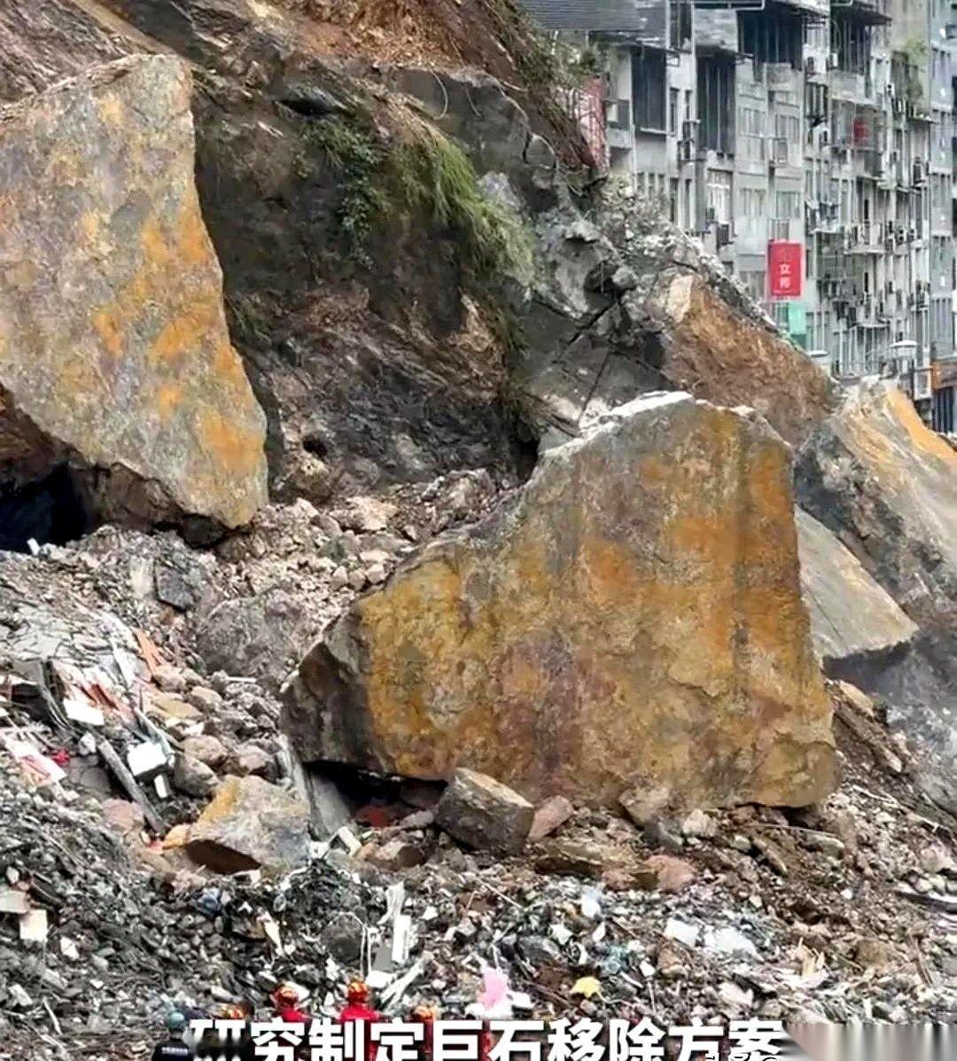 彭水救援现场，所有人的目光都死死钉在一块巨石上。下面，有呼吸。但那块石头，大到