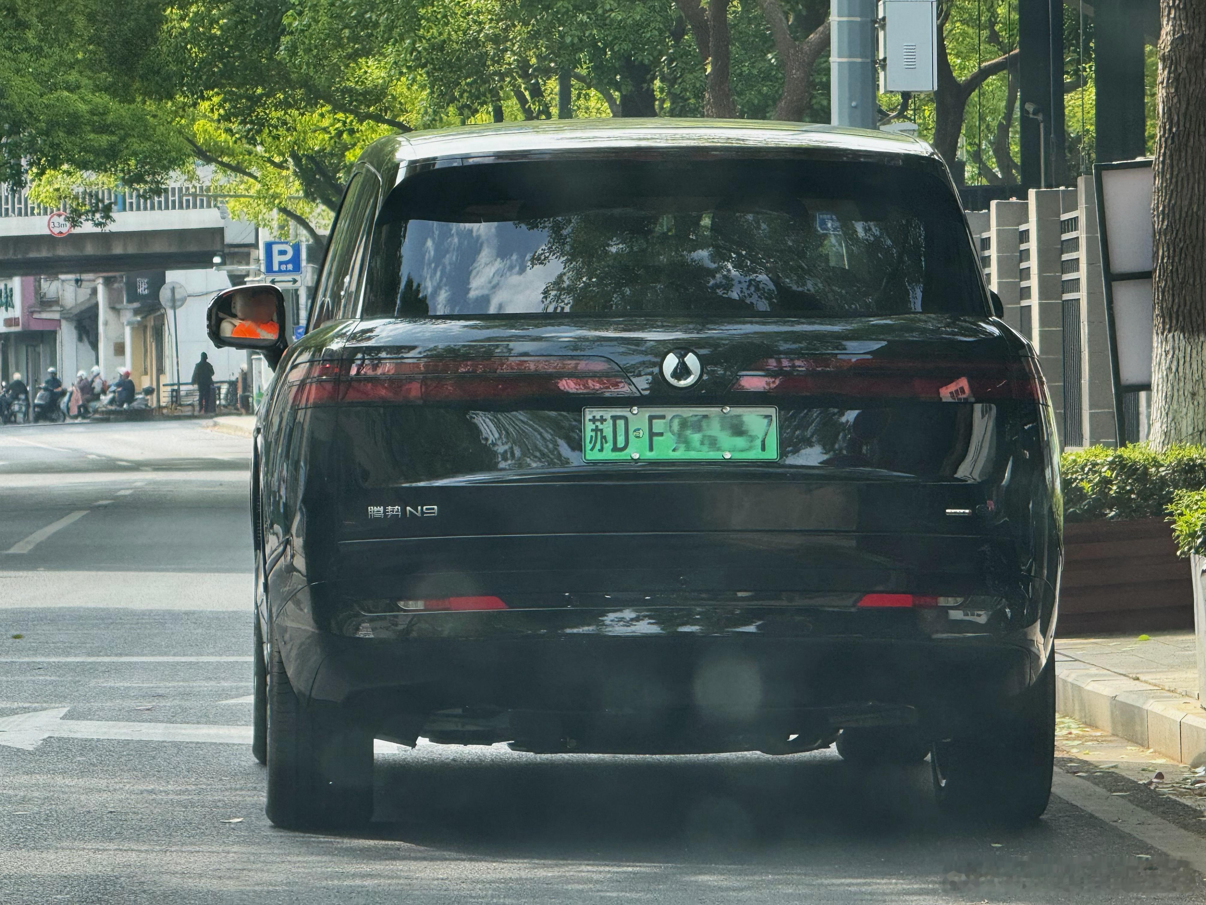 腾势N9在路上给人的体量感真的巨大，给人一种公路坦克的感觉[哆啦