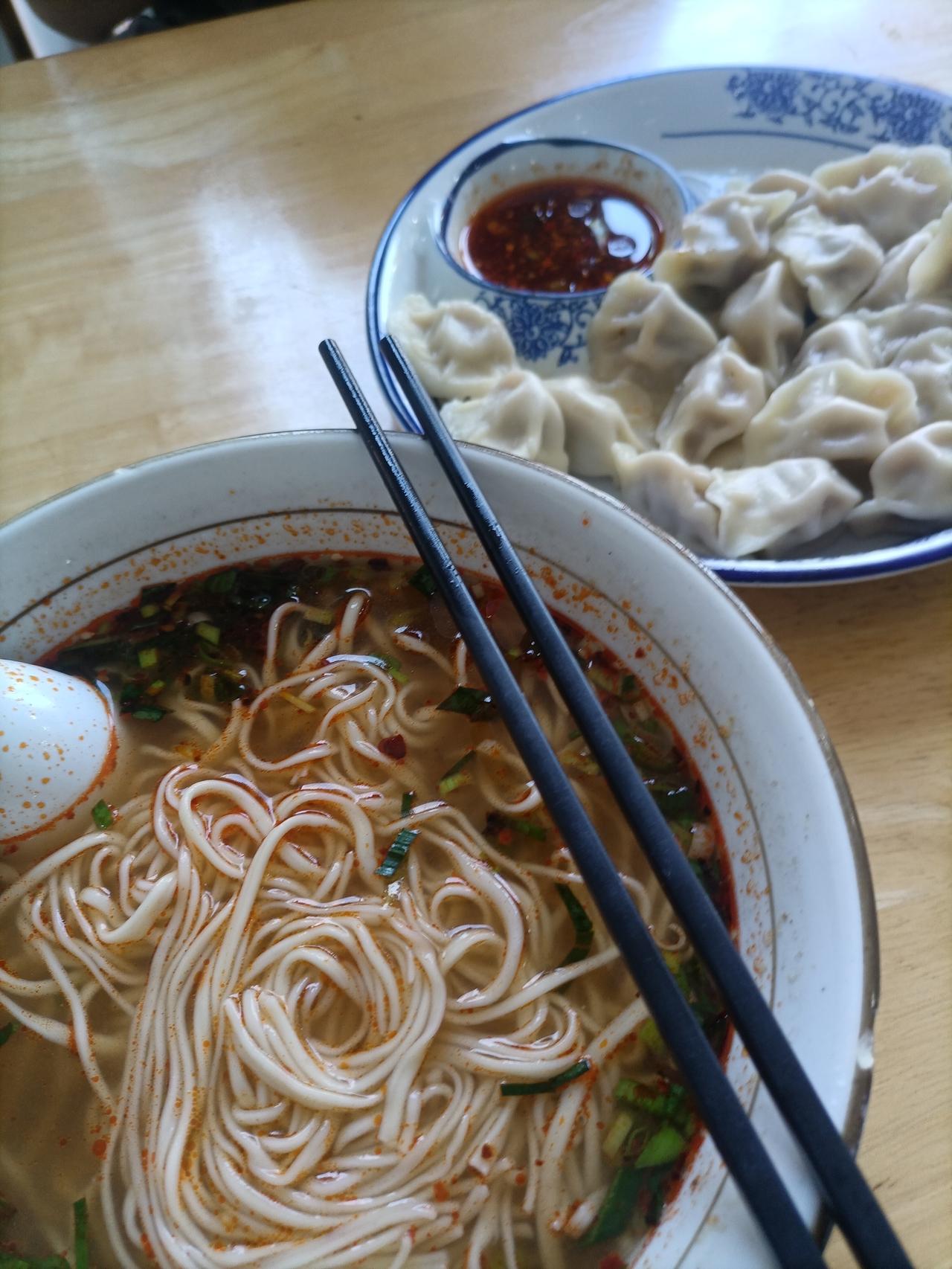 兰州拉面馆越来越少是有原因的！今天去吃拉面，夫妻档男的不在店里，就女的在，叫了