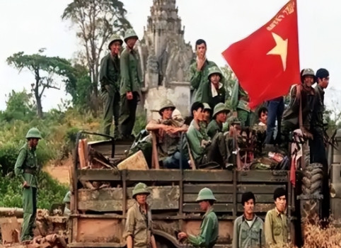 泰国那次能活下来，真得谢中国，70年代末，越南刚打完仗，手里有家伙，狂得很，先揍