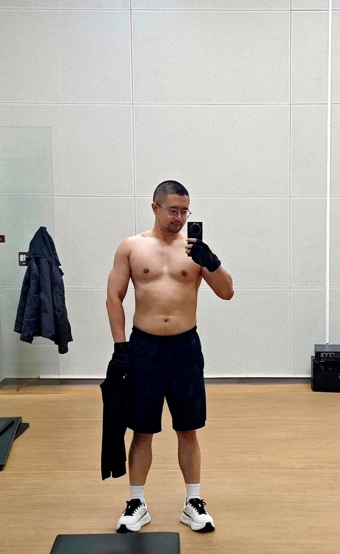 是发现越忙越得靠这点忙到脚打后脑勺的时候，剪个寸头、甩20分钟哑铃，反而让人