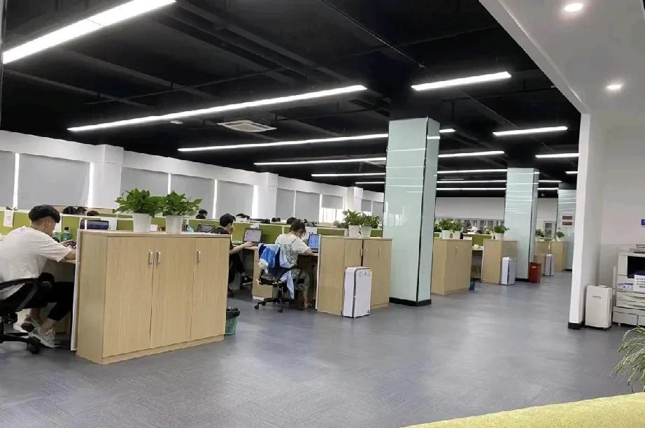 大家发现没有，很多公司裁员，猜的都是基层，而中层以上则是稳如老狗！而且很多公司会