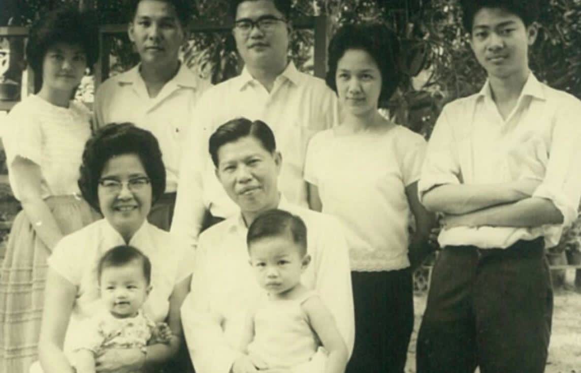 这是香港四大才子之一蔡澜20多岁时全家福从面相看最像他母亲洪芳娉，也继承了母