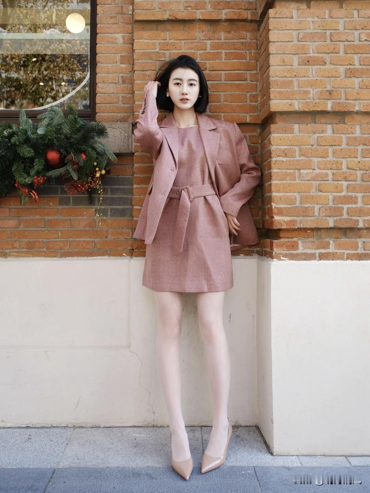 早上出门穿了件粉色西装，同事多看了两眼。以前觉得职场就是黑白灰，粉色太so