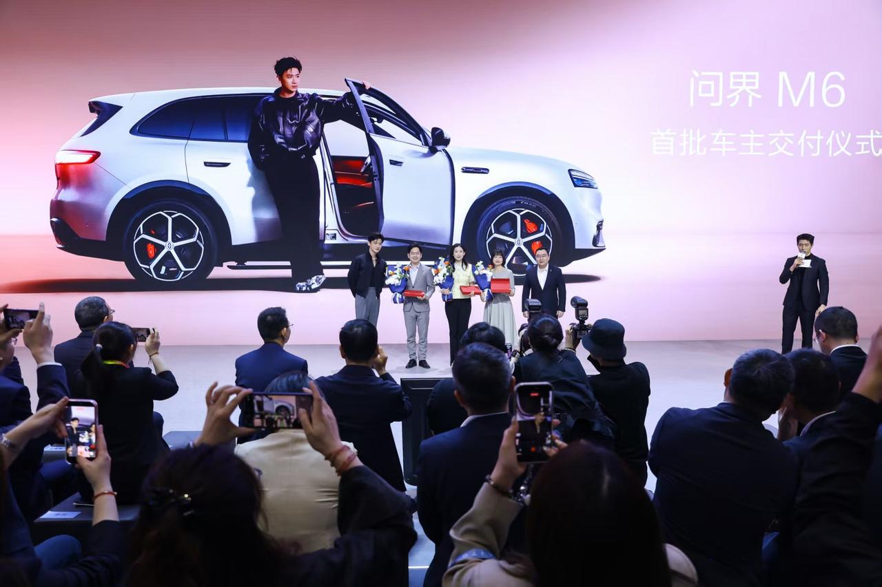 看着问界M6交车现场的年轻人，我打心底觉得：问界M6，就是最懂年轻人的SUV。它