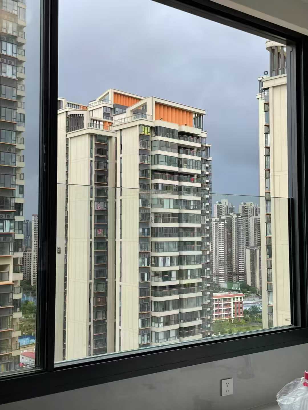 在风水中，像大门、阳台、窗户等纳气之口，代表家宅的财运、健康和人际关系。如果附近