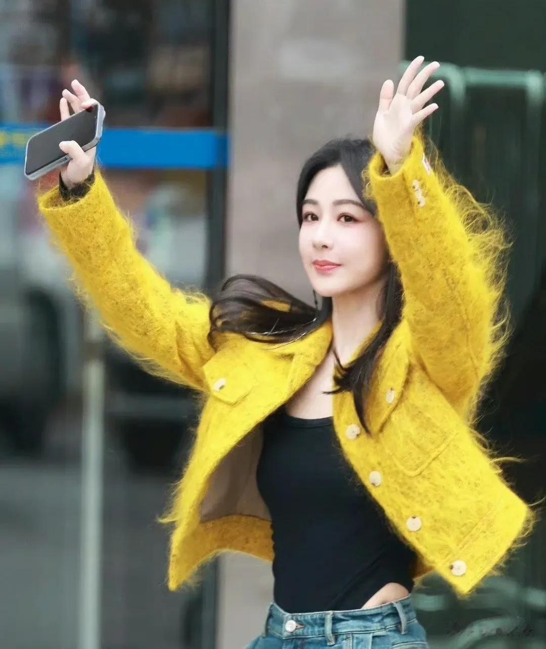 路人时期就见过杨紫本人了，很漂亮头小脸小很精致很灵气，照片不及本人的十分之一，而