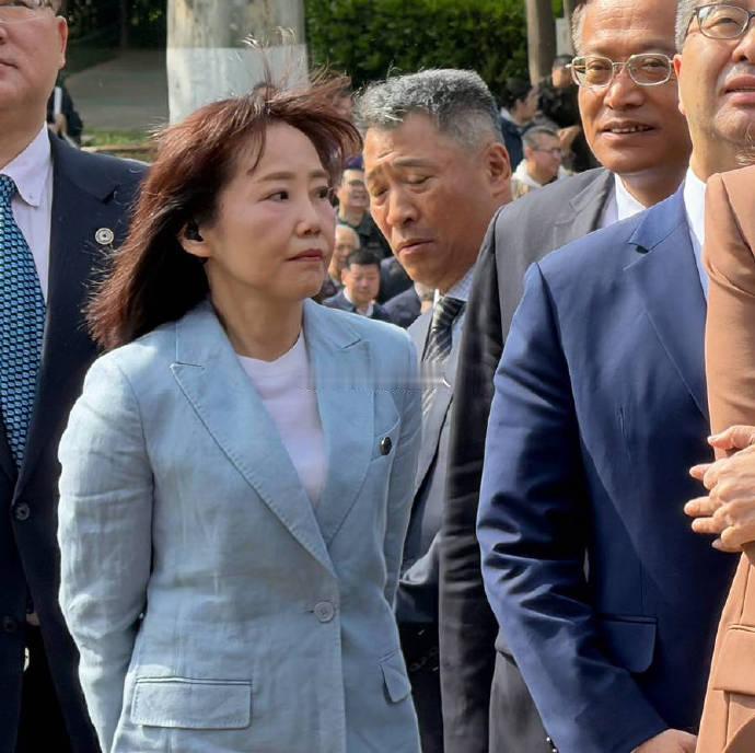 尹乃菁女士，是有准备深颜色正装的图1图2是今天10日，图3图4图5是昨天9日在上