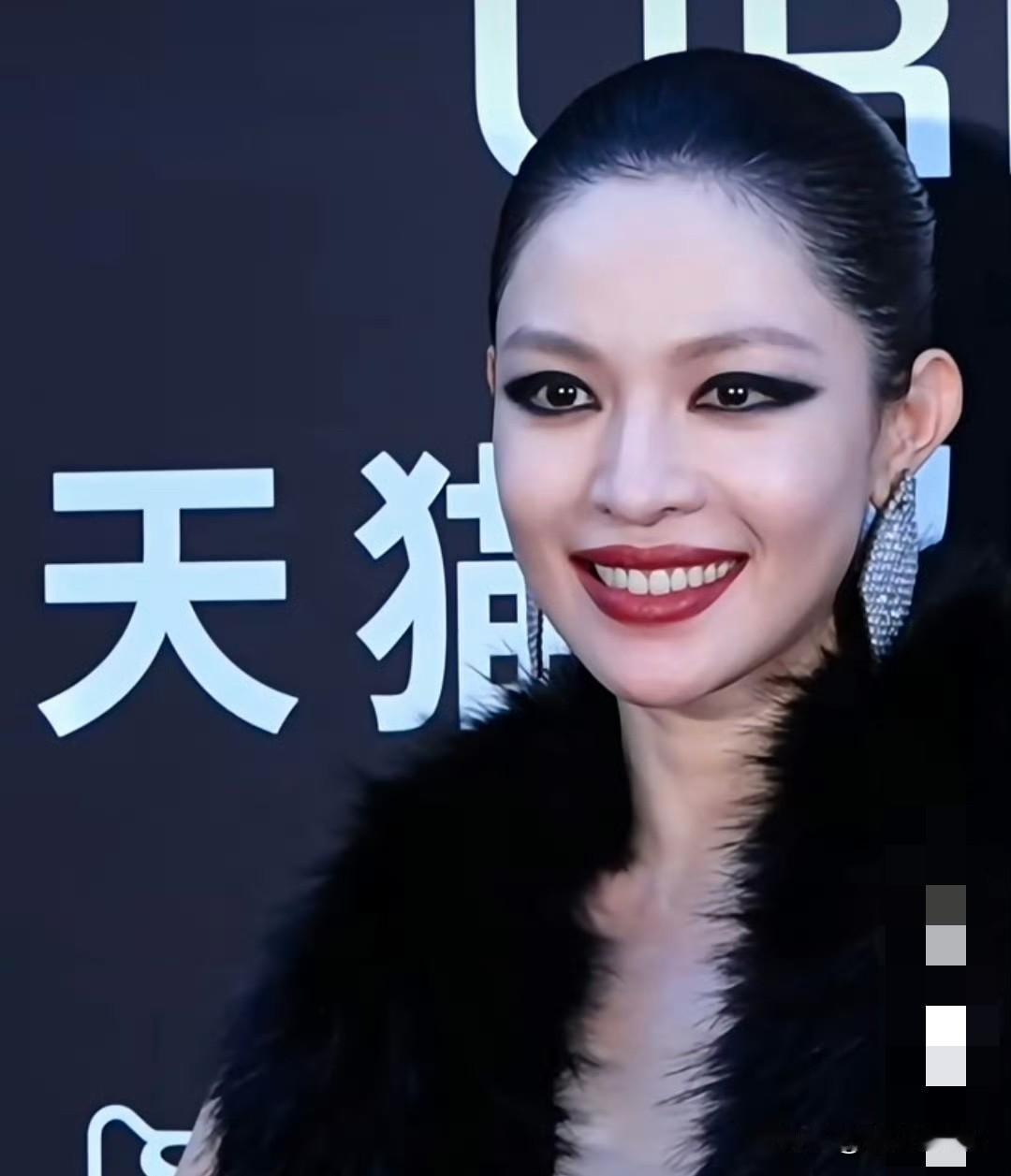 9月23日，钟楚曦朋克风妆造，被网友称为大翻车，说她男相，像萧敬腾，像向佐！一