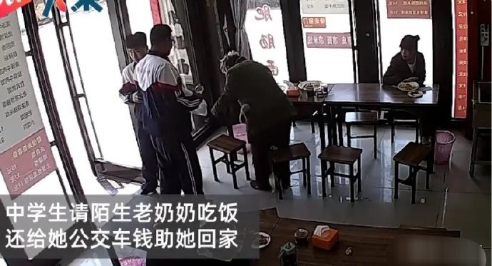 山东东营，两名中学生本想去面馆吃饭，但在面馆门口，他们却看到了一个无助徘徊的老人