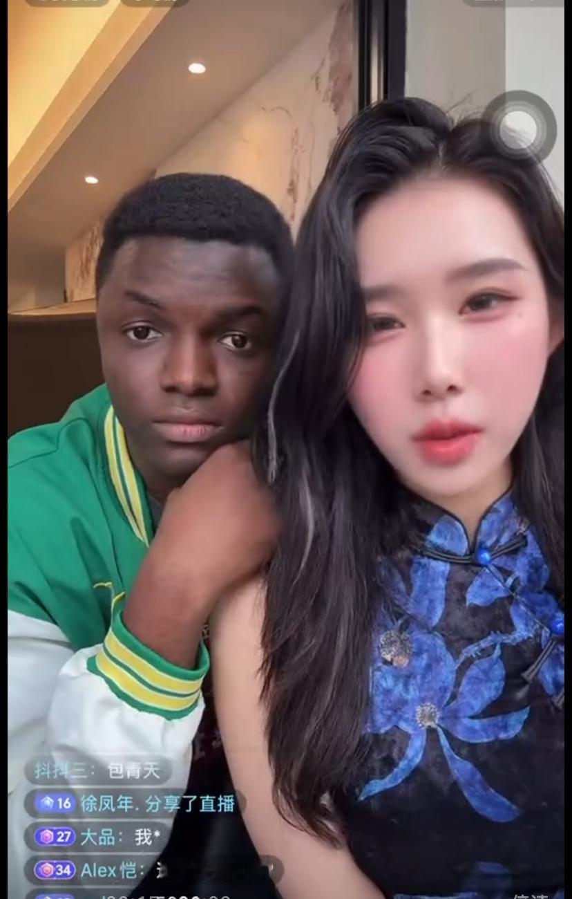 不是吧，姐妹，真以为光宗耀祖了？一女子，找了一个非洲黑人男友，居然在网上公开