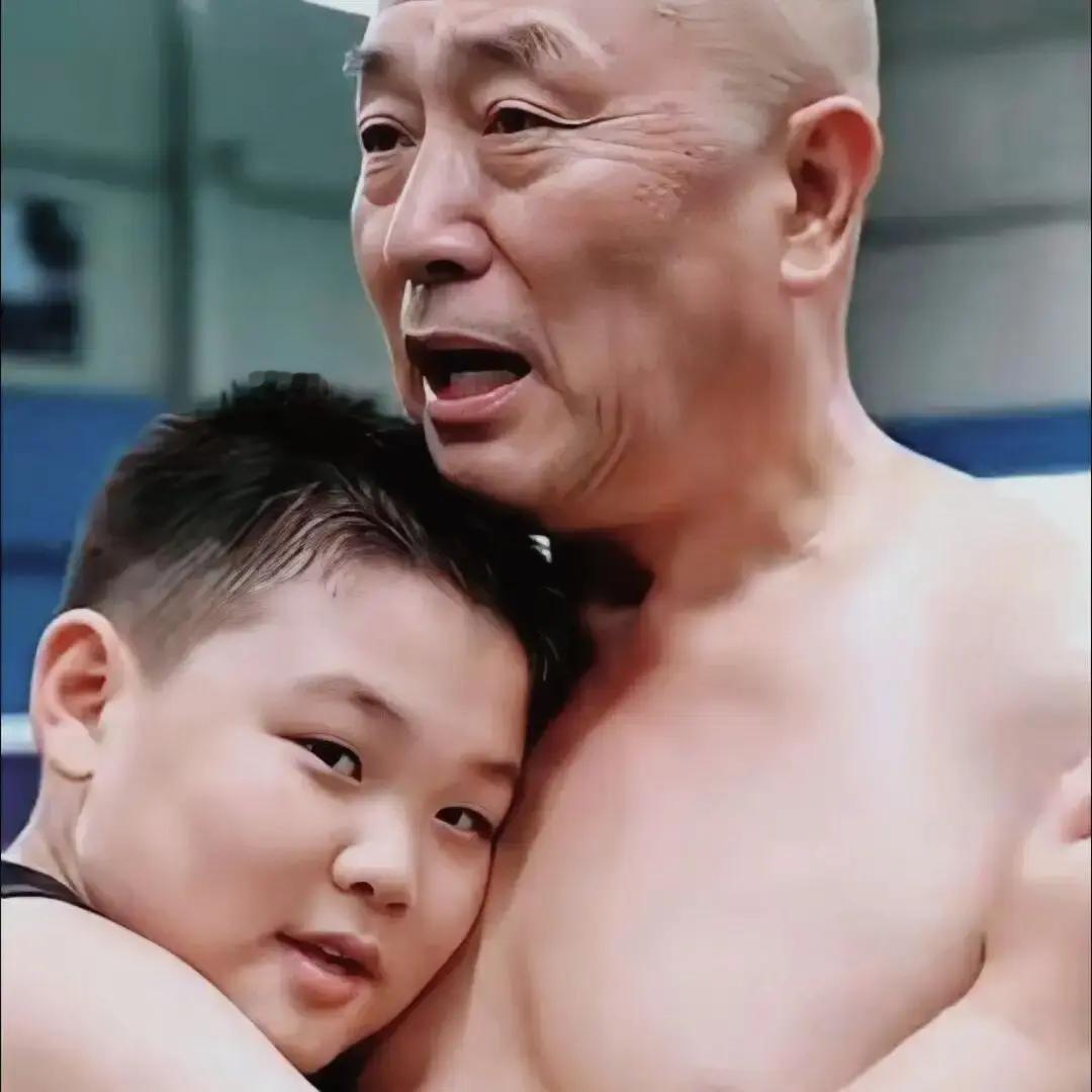 隔辈亲。年轻的时候，初为父母，不懂得亲孩子。到老了，有了一定的生活阅历，知道亲孩