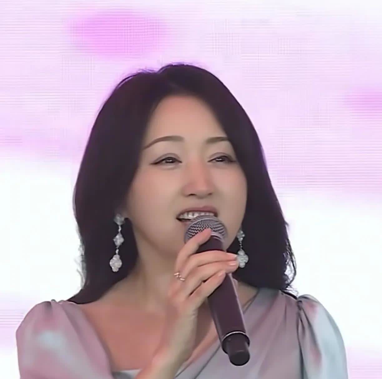 杨钰莹54岁，颜值依旧，网传她现在基本上是跟者跟母亲一起在深圳过着种花种菜的惬意
