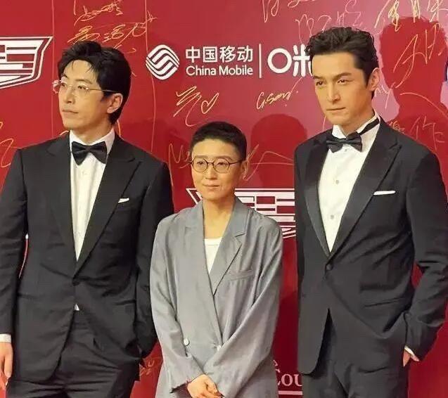 明星们最尴尬的就是同台合影了，男演员那么高，女演员被秒成很矮一个了，不过她淡定自