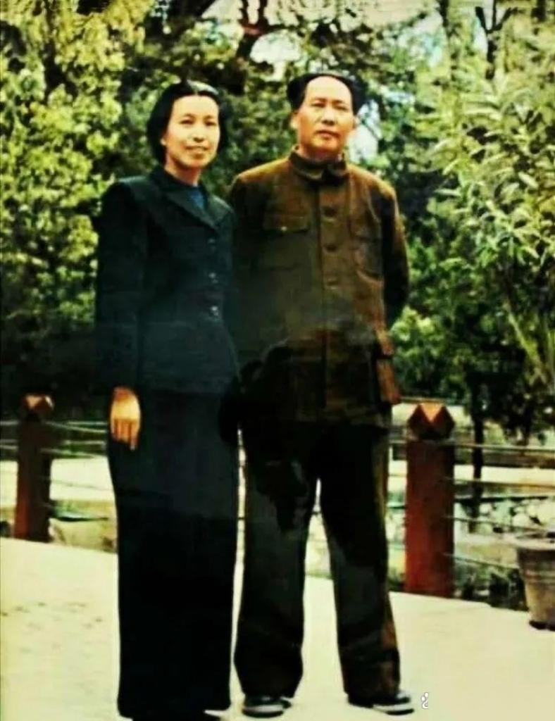 您见过这样的主席吗？没有严肃的讲话，没有挥斥方遒的架势。这张被主席珍藏了一辈