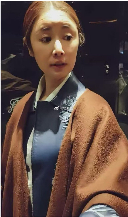 差点以为她皈依佛门，这个衣服真有特色