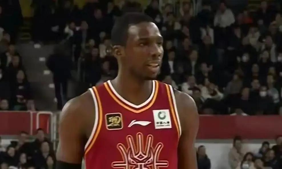 迪亚洛放话：今晚锁死徐杰！广州外援赛前点名要盯徐杰，球迷群里瞬间炸锅。有人