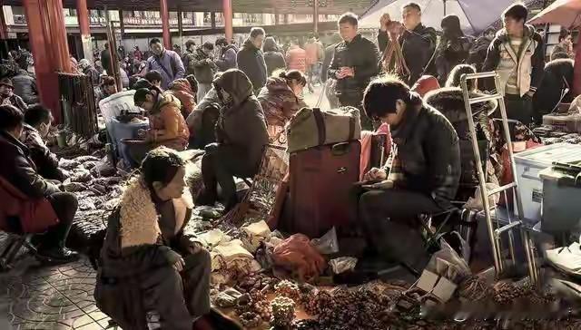 那本《金刚经》在成都高升桥被人从废纸堆里扒拉出来的时候，专家刚给它判了死刑。说纸