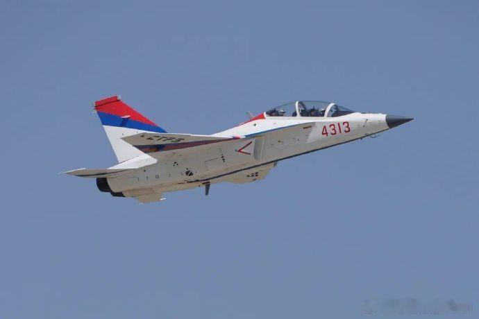 日耳曼赢学图1是L15原型机使用400毫米雷达罩、图2是交付印尼空军的阵风使用