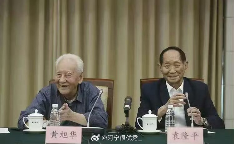 两位老人的合影，看完泪目[哭哭][哭哭]一个让中国人不再挨饿，一个让中国人不再挨打。