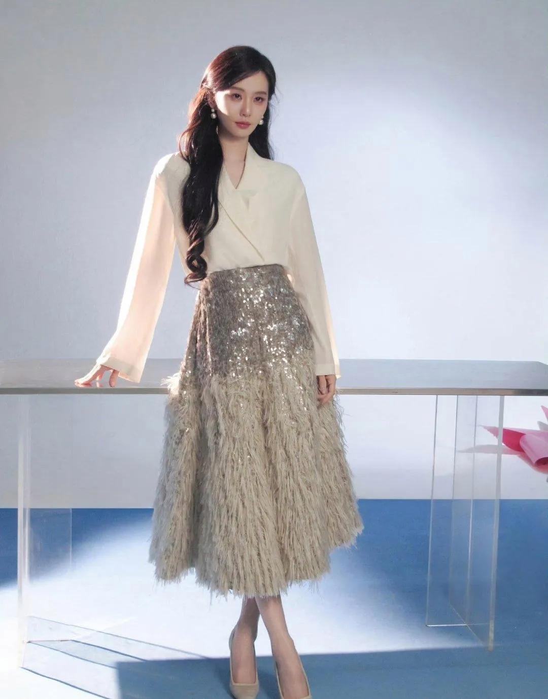 刘诗诗把白衬衫穿得也太高级了！🔥米白衬衫+亮片流苏裙=温柔贵气天花板