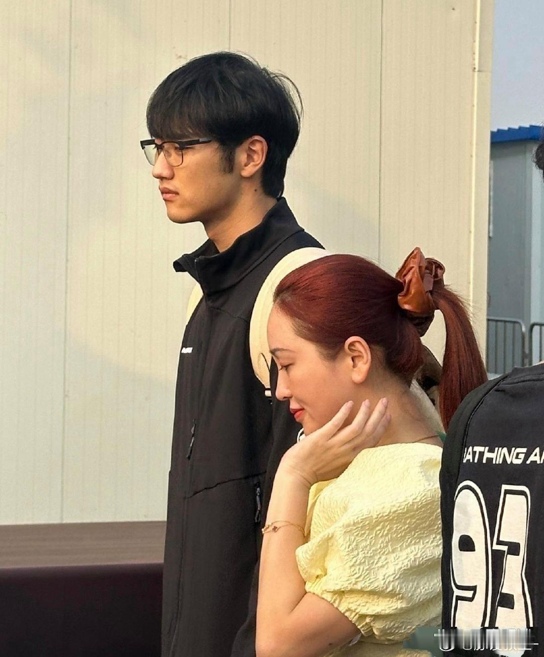 金莎和小男友逛环球影城，男的才20多岁，皮肤状态有点差，不过挺高挺帅。​​​