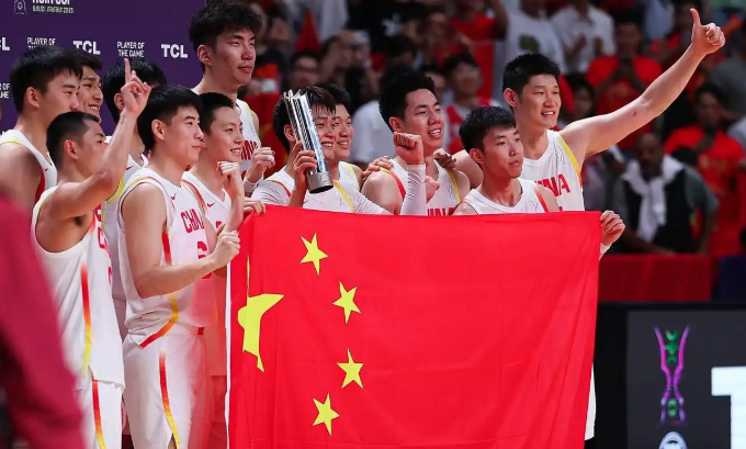 男篮赢了，全国都在笑！只有已经白头的郭士强笑不出来！不是他不开心，也不是