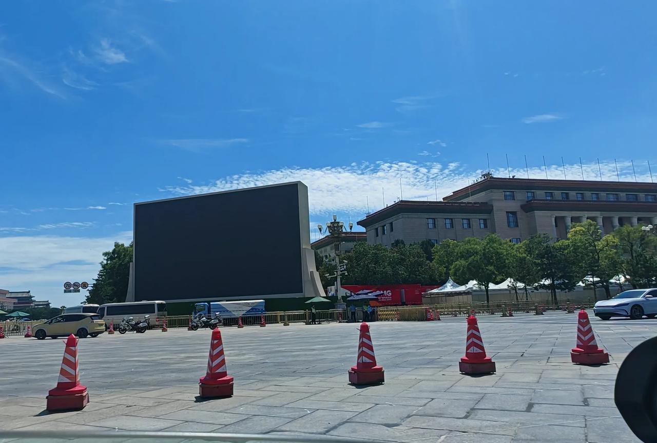 路过长安街，准备工作进行中。路侧转播设备正在安装，上次阅兵我在长安街畔值班，现场