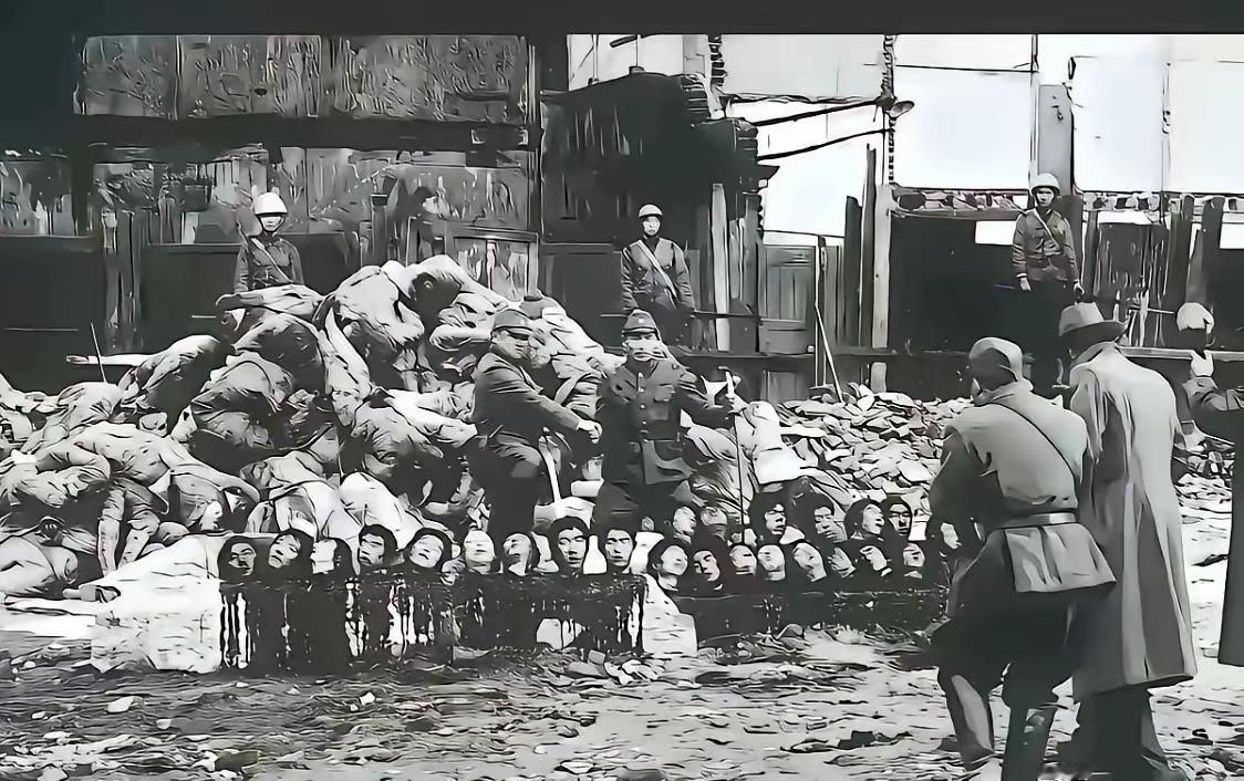 什么叫血海深仇？这就是！你让我们原谅日本人，那一排排摆列的冤魂，能答应吗